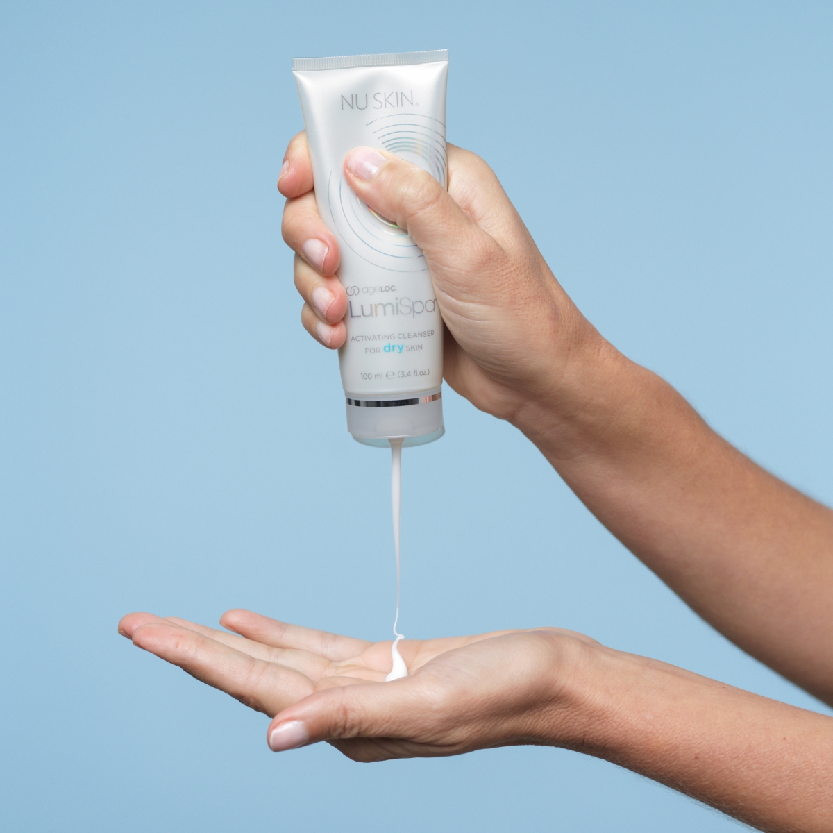 Sữa rửa mặt ageLOC LumiSpa® Activating Cleanser dành cho da khô